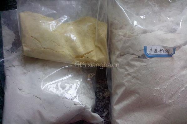 奶香杂粮紫薯饼的做法图解1