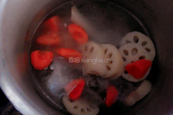 猪骨头莲藕胡萝卜汤的做法图解6