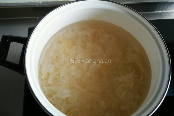 银耳玫瑰红枣枸杞汤的做法图解3
