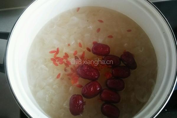 银耳玫瑰红枣枸杞汤的做法图解4