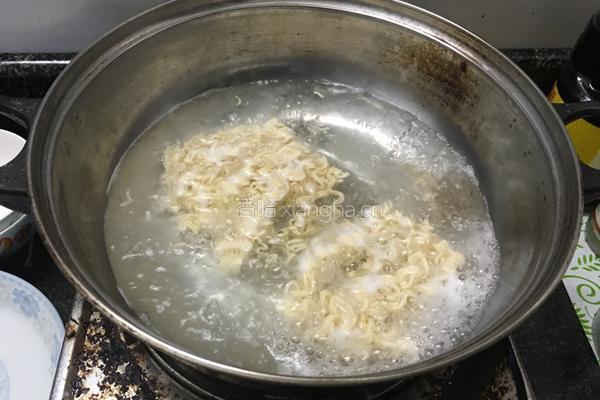 葱油拌面的做法图解1