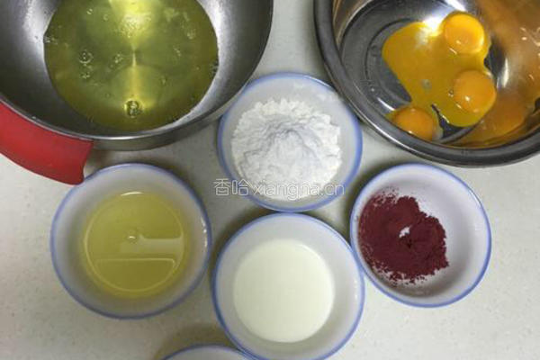 草莓酸奶蛋糕卷的做法图解1