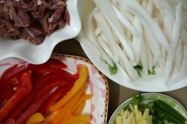 白菜梗炒瘦肉的做法图解1