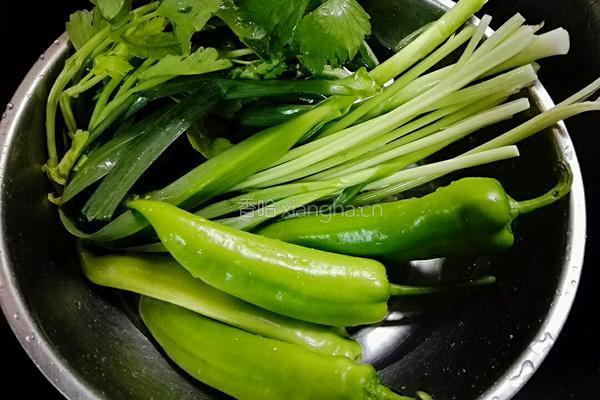 青椒炒凤爪的做法图解1