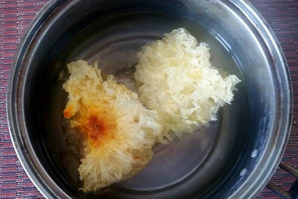 苹果银耳莲子羹的做法图解2