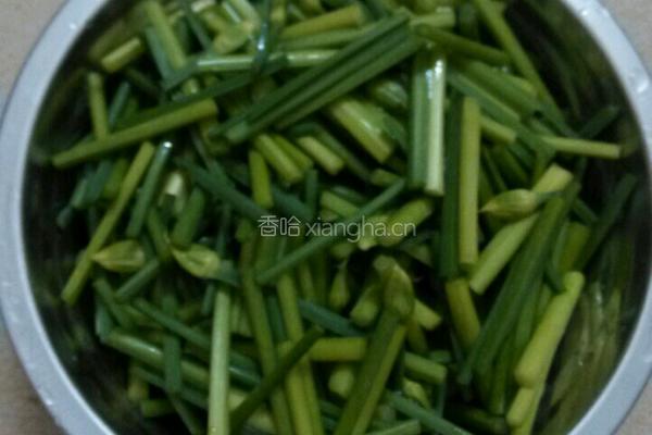 韭菜花炒肉的做法图解1