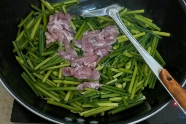 韭菜花炒肉的做法图解4