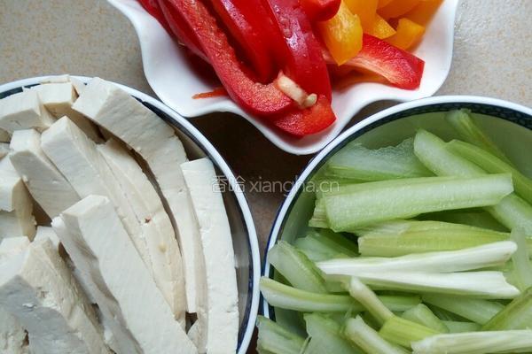 西芹彩椒炒豆腐干的做法图解1