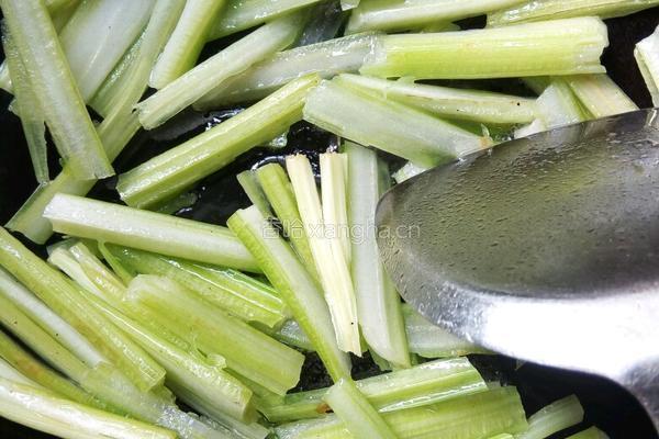 西芹彩椒炒豆腐干的做法图解4