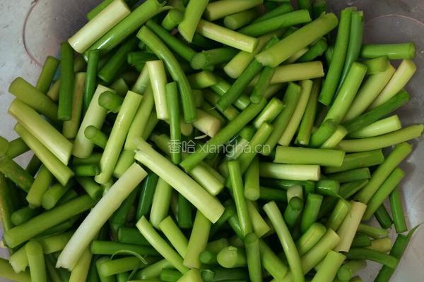 蒜台炒肉的做法图解1