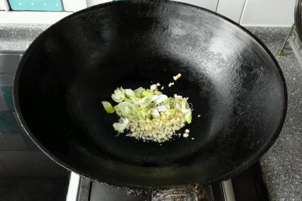 木耳炒小白菜的做法图解2