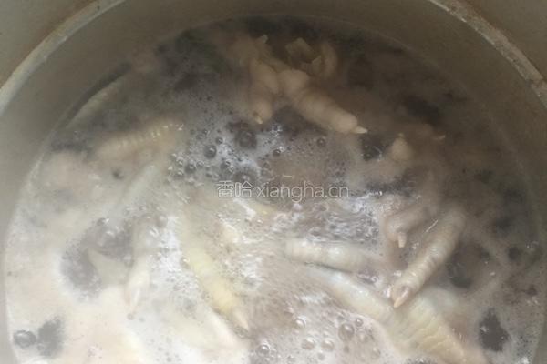 红烧鸡爪的做法图解1