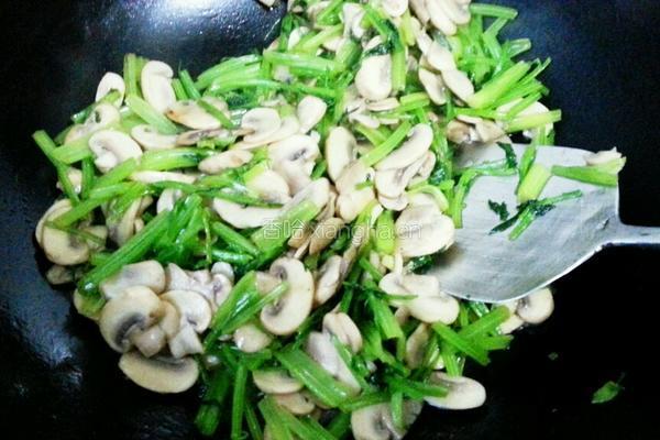 蘑菇炒芹菜的做法图解6