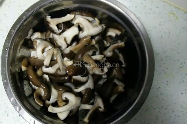 香菇趴油菜的做法图解1