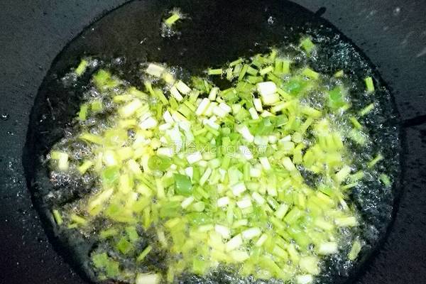 葱油萝卜干焖蚕豆壳的做法图解4