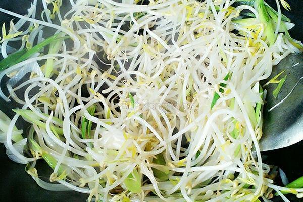 豆芽炒油条的做法图解3