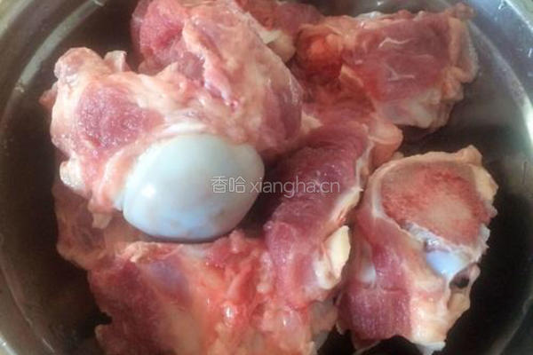 筒骨茶树菇汤的做法图解1