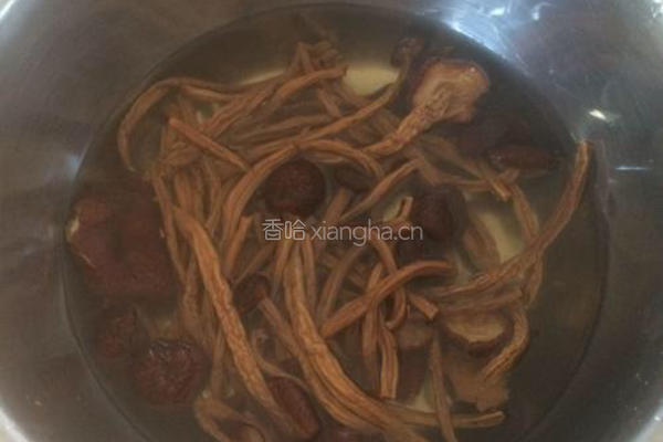 筒骨茶树菇汤的做法图解2