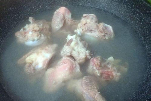 筒骨茶树菇汤的做法图解3
