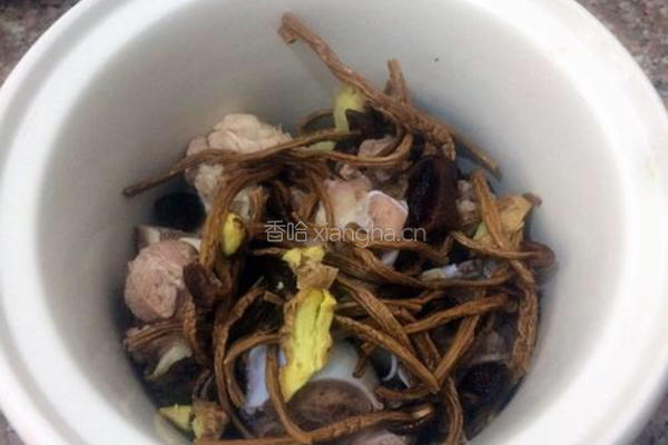 筒骨茶树菇汤的做法图解7