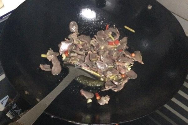 鸭胗炒蒜苗的做法图解5