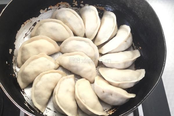 韭菜鸡蛋水煎饺的做法图解17