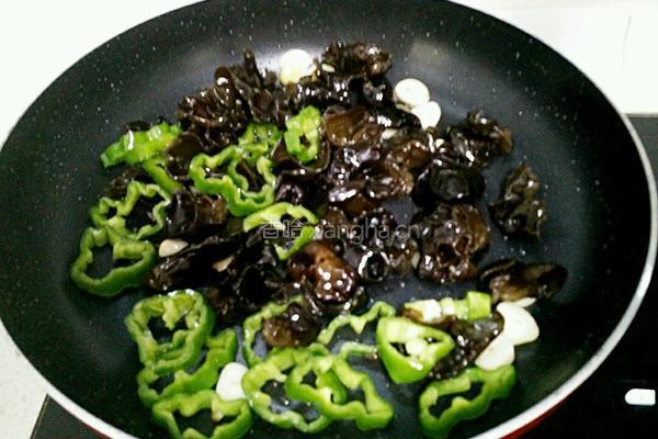 青椒木耳炒肉的做法图解7