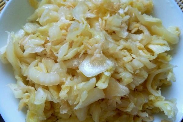 酸菜炒香肠的做法图解1