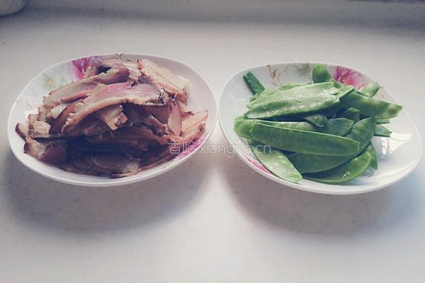 豌豆片炒腊肉的做法图解1