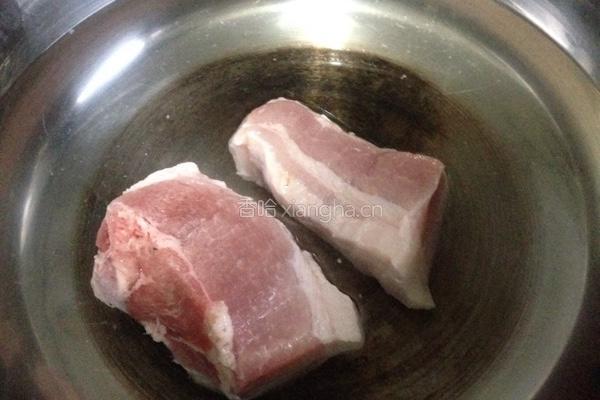 猪肉酸菜粉条的做法图解2