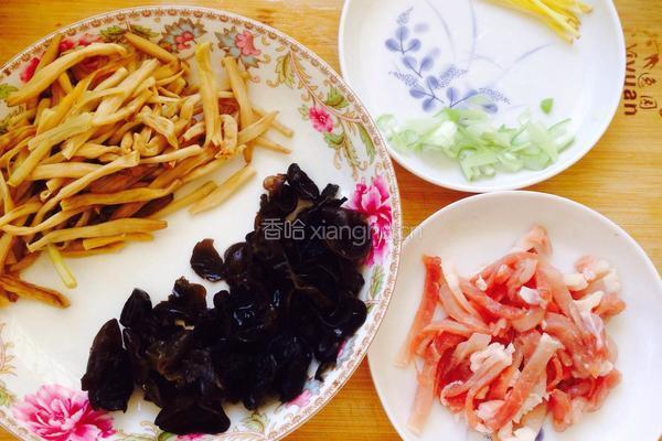 黄花菜木耳炒肉丝的做法图解2