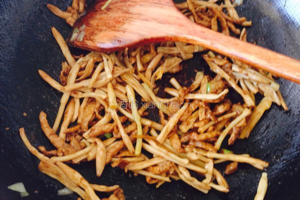黄花菜木耳炒肉丝的做法图解5