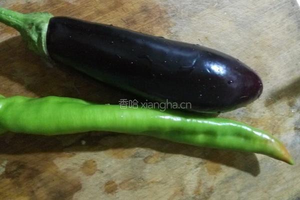 茄子炒辣椒的做法图解1