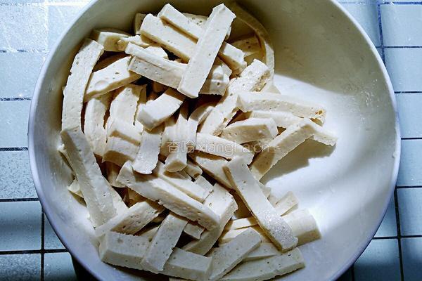 鱼香千页豆腐的做法图解1