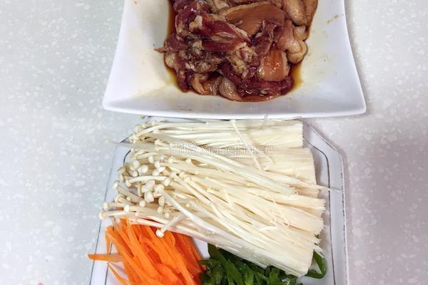 五花肉金针卷的做法图解3