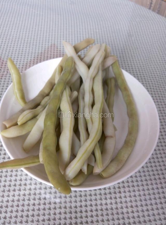 煮好的米豆，放凉了再掰断，一摘两片，