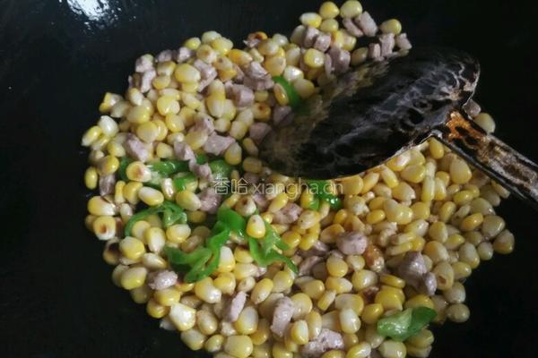 玉米炒肉丁的做法图解2