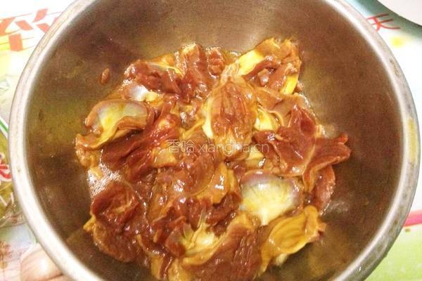 咸菜炒鸡胗花的做法图解5