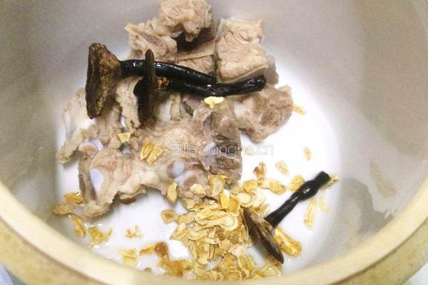 西洋参灵芝排骨汤的做法图解4