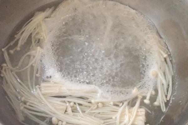 桃仁菠菜的做法图解1