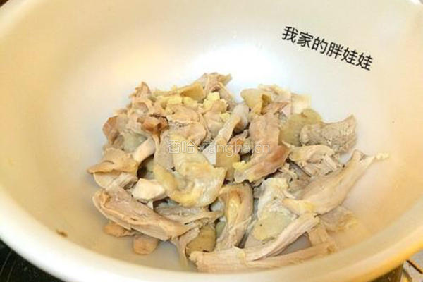 凉拌麻辣手撕鸡腿肉的做法图解3