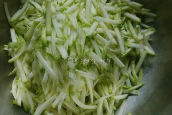西葫芦煎饼的做法图解1