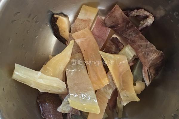 香菇墨鱼干鸭肉汤的做法图解1