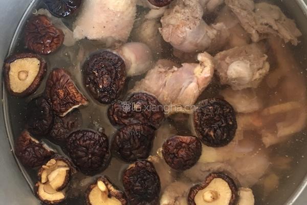 香菇墨鱼干鸭肉汤的做法图解3