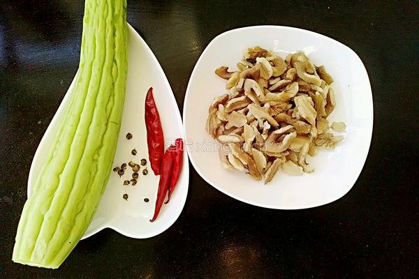 核桃仁炒苦瓜的做法图解1