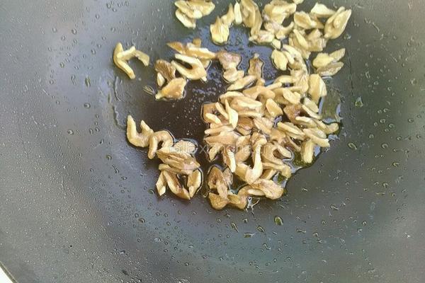 核桃仁炒苦瓜的做法图解7