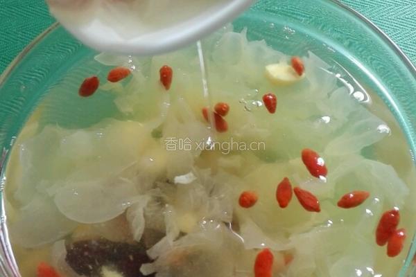 银耳莲子汤的做法图解3