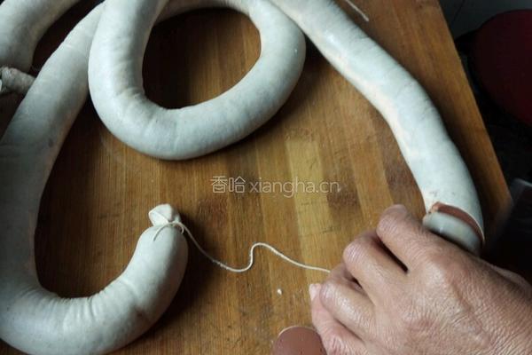 东北特色酸菜炖血肠的做法图解3