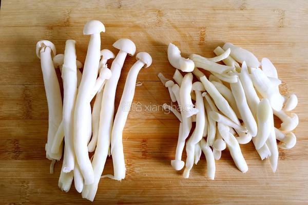 培根炒海鲜菇的做法图解1