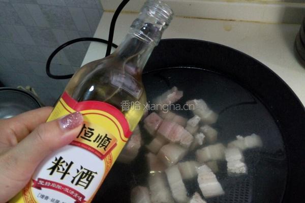 五味土豆焖肉 的做法图解1